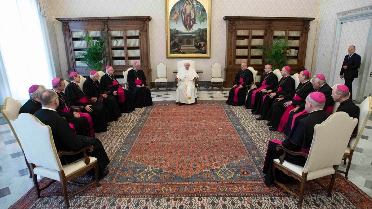 Nový pražský arcibiskup může přijít „zdola“. Hodnostáři papeže nenadchli